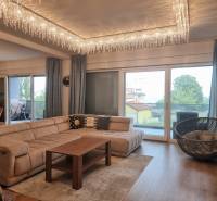 CHORVÁTSKO - Luxusne zariadený 3 izbový apartmán - VRSI, Zadar - Obývacia izba s pohodlnou sedačkou, krištáľovými svietidlami a podlahou s dreveným dekorom.