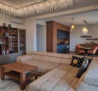 CHORVÁTSKO - Luxusne zariadený 3 izbový apartmán - VRSI, Zadar - Obývačka v 3-izbovom byte s pohovkou, lustrom a kuchyňou v pozadí.