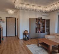 CHORVÁTSKO - Luxusne zariadený 3 izbový apartmán - VRSI, Zadar - Obývačka v 3-izbovom byte s podlahou s dreveným dekorom, pohovkou a skriňou.