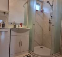 CHORVÁTSKO - Luxusne zariadený 3 izbový apartmán - VRSI, Zadar - Kúpeľňa v 3-izbovom byte s umývadlom, sprchovacím kútom a skrinkami na uloženie.