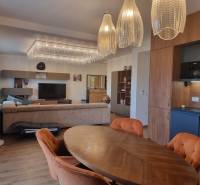 CHORVÁTSKO - Luxusne zariadený 3 izbový apartmán - VRSI, Zadar - Obývacia izba v 3-izbovom byte s podlahou s dreveným dekorom a závesnými svietidlami.