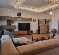 CHORVÁTSKO - Luxusne zariadený 3 izbový apartmán - VRSI, Zadar - Obývacia izba v 3-izbovom byte s podlahou s dreveným dekorom a štýlovým lustrom.