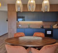 CHORVÁTSKO - Luxusne zariadený 3 izbový apartmán - VRSI, Zadar - Kuchyňa s modrými skrinkami a podlahou s dreveným dekorom v 3-izbovom byte.