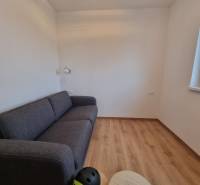 CHORVÁTSKO - Luxusne zariadený 3 izbový apartmán - VRSI, Zadar - Sedačka pri stene, podlaha s dreveným dekorom, okno a nástenné svietidlo v 3-izbovom byte.