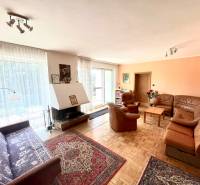 RD 4 izbový na veľkorysom pozemku, Ivanka pri Dunaji - Obývacia izba s krbom a koženou sedacou súpravou v rodinnom dome.