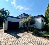 RD 4 izbový na veľkorysom pozemku, Ivanka pri Dunaji - Rodinný dom v Ivanke pri Dunaji s garážou a kvetinovým záhonom, na dláždenom chodníku.