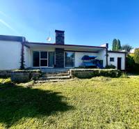 RD 4 izbový na veľkorysom pozemku, Ivanka pri Dunaji - Rodinný dom v Ivanke pri Dunaji so záhradou a terasou, kamenný obklad na fasáde.