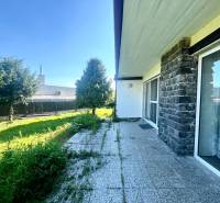 RD 4 izbový na veľkorysom pozemku, Ivanka pri Dunaji - Rodinný dom v Ivanke pri Dunaji s terasou a záhradou plnou zelene.