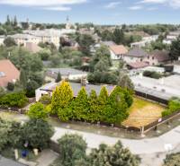 RD 4 izbový na veľkorysom pozemku, Ivanka pri Dunaji - Rodinný dom na Trenčianskej ulici v Ivanke pri Dunaji obklopený zeleňou a záhradou.