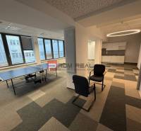 Kancelársky priestor 205 m2 v centre BA za rozumnú cenu - Kancelárie s hracím stolom a kuchynkou, podlaha s dreveným dekorom, Bratislava - Staré Mesto.