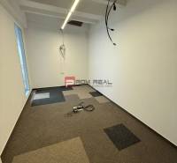Kancelársky priestor 205 m2 v centre BA za rozumnú cenu - Kancelárie s farebným kobercom, biele steny, káble zo stropu.