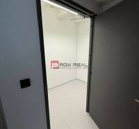 Kancelársky priestor 205 m2 v centre BA za rozumnú cenu - Otvorené dvere vedúce do prázdnej miestnosti s bielymi stenami v kanceláriách.