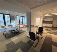 Kancelársky priestor 205 m2 v centre BA za rozumnú cenu - Kancelárie so stolným tenisom, sedením a kuchynkou na podlahe s dreveným dekorom.