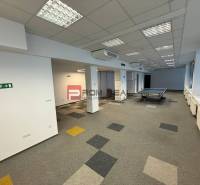 Kancelársky priestor 205 m2 v centre BA za rozumnú cenu - Kancelárie s hracím stolom a kobercovou podlahou.