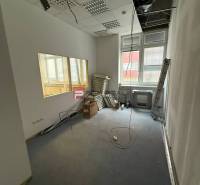 Priestor podľa vašich potrieb 120 m2 v úplnom centre BA - Kancelárie s pokládkou koberca, prebiehajúca rekonštrukcia, miestnosť s osvetlením a oknami.