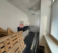 Priestor podľa vašich potrieb 120 m2 v úplnom centre BA - Kancelárie s podlahou z tmavých dlaždíc, paletami a skrinkami, ideálne na Cintorínskej.