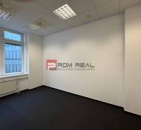 Skvelá ponuka kancelária 60 m2 v centre Bratislavy - Kancelárie s kobercovou podlahou a veľkým oknom.