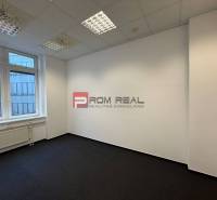 Skvelá ponuka kancelária 60 m2 v centre Bratislavy - Prázdna kancelária s kobercom, s oknom a bielymi stenami.