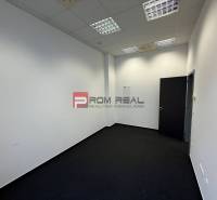 Skvelá ponuka kancelária 60 m2 v centre Bratislavy - Kancelárie s bielymi stenami a tmavým kobercom.