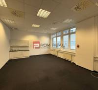 Skvelá ponuka kancelária 60 m2 v centre Bratislavy - V kancelárii sú biele skrinky, koberce, stropné svietidlá a veľké okná.