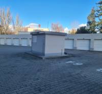 Reprezentatívny 2 izb.byt na prenájom SOHO TOWER Komárno ! - Radová garáž v Komárne s uzavretými bránami na spevnenom povrchu v slnečnom počasí.