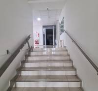 Reprezentatívny 2 izb.byt na prenájom SOHO TOWER Komárno ! - Schodisko s bielymi stenami a dlaždicovou podlahou vedie do vstupu v 2-izbovom byte.