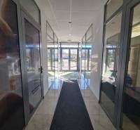 Reprezentatívny 2 izb.byt na prenájom SOHO TOWER Komárno ! - Svetlá chodba so sklenenými dverami a mramorovou podlahou v Komárne, vhodná pre 2-izbový byt.