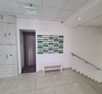 Reprezentatívny 2 izb.byt na prenájom SOHO TOWER Komárno ! - Vstup do 2-izbového bytu s poštovými schránkami a schodiskom.