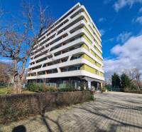 Reprezentatívny 2 izb.byt na prenájom SOHO TOWER Komárno ! - Bytový dom v Komárne so 7 poschodiami, obklopený stromami a dláždeným chodníkom.