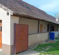 Na predaj RD na bývanie alebo investičná príležitosť Horné Saliby - Rodinný dom na Salibskej ulici v Horných Salibách s dvorom a plechovou bránou.