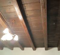 Na predaj RD na bývanie alebo investičná príležitosť Horné Saliby - Drevený strop s lustrom, Rodinný dom, Salibská, Horné Saliby.