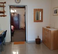 Na predaj RD na bývanie alebo investičná príležitosť Horné Saliby - Interiér rodinného domu s dlažbou, drevenou komodou a stropným ventilátorom.