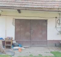 Na predaj RD na bývanie alebo investičná príležitosť Horné Saliby - Dvojkrídlová garážová brána pri rodinnom dome na Salibskej ulici v Horných Salibách.