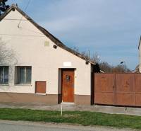 Na predaj RD na bývanie alebo investičná príležitosť Horné Saliby - Rodinný dom na Salibskej ulici v Horných Salibách s jednoduchou fasádou a kovovou bránou.