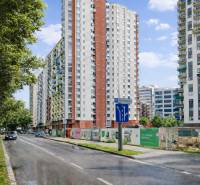 INVESTIČNÉ BÝVANIE V TOP LOKALITE: 2-IZBOVÝ BYT, JÉGÉHO UL, BRATISLAVA - Výškové bytové domy na Jégého ulici v Bratislave - Ružinove, vedľa cesty s autami.