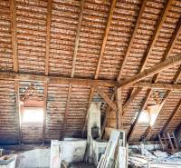 Rodinný dom (bytovka) s pozemkom 554m2, Bobotská Lehota - Podkrovie so strešnými oknami a drevenými trámami v rodinnom dome.