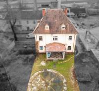 Rodinný dom (bytovka) s pozemkom 554m2, Bobotská Lehota - Rodinný dom na ulici Bobot v Bobote s tradičnou strechou a záhradou.