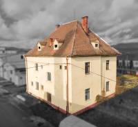 Rodinný dom (bytovka) s pozemkom 554m2, Bobotská Lehota - Rodinný dom v Bobote na ulici v Bobote s podkrovím a šikmou strechou.