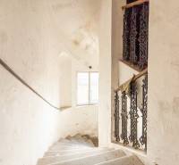 Rodinný dom (bytovka) s pozemkom 554m2, Bobotská Lehota - Schodisko v Rodinnom dome s oknom a ozdobným zábradlím, biela stena s patinou.