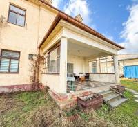 Rodinný dom (bytovka) s pozemkom 554m2, Bobotská Lehota - Rodinný dom v Bobote na ulici Bobot s terasou, schodíkmi a záhradkou.