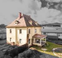 Rodinný dom (bytovka) s pozemkom 554m2, Bobotská Lehota - Rodinný dom na ulici Bobot v Bobote so šikmou strechou a záhradou.