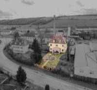 Rodinný dom (bytovka) s pozemkom 554m2, Bobotská Lehota - Rodinný dom v Bobote na ulici Bobot s viditeľne staršou fasádou a dvoma poschodiami.