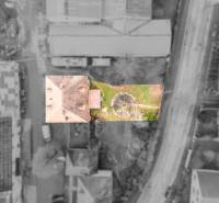 Rodinný dom (bytovka) s pozemkom 554m2, Bobotská Lehota - Letecký pohľad na rodinný dom v obci Bobot s dvorom a záhradou.