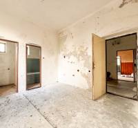 Rodinný dom (bytovka) s pozemkom 554m2, Bobotská Lehota - V rodinnom dome je stará miestnosť s opotrebovanými stenami a odkrytými priestormi.