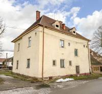 Rodinný dom (bytovka) s pozemkom 554m2, Bobotská Lehota - Rodinný dom v meste Bobot na ulici Bobot, so šikmou strechou.