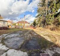 Rodinný dom (bytovka) s pozemkom 554m2, Bobotská Lehota - Rodinný dom v obci Bobot, na ulici Bobot, s betónovou plochou a drevinami v záhrade.