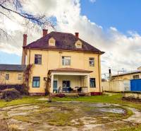 Rodinný dom (bytovka) s pozemkom 554m2, Bobotská Lehota - Rodinný dom v obci Bobot na ulici Bobot, veľký dvor, obložené schodisko.