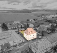 Rodinný dom (bytovka) s pozemkom 554m2, Bobotská Lehota - Rodinný dom v obci Bobot na ulici Bobot, obklopený okolitou zástavbou a krajinou.