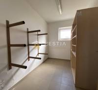 Na prenájom skladová hala, obec Rybky, okr. Senica - Úložný priestor so zvislými kovovými regálmi a policou vo Skladoch a halách.