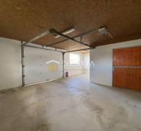 Na prenájom skladová hala, obec Rybky, okr. Senica - Sklady a haly s betónovou podlahou, dreveným stropom a veľkou garážovou bránou.